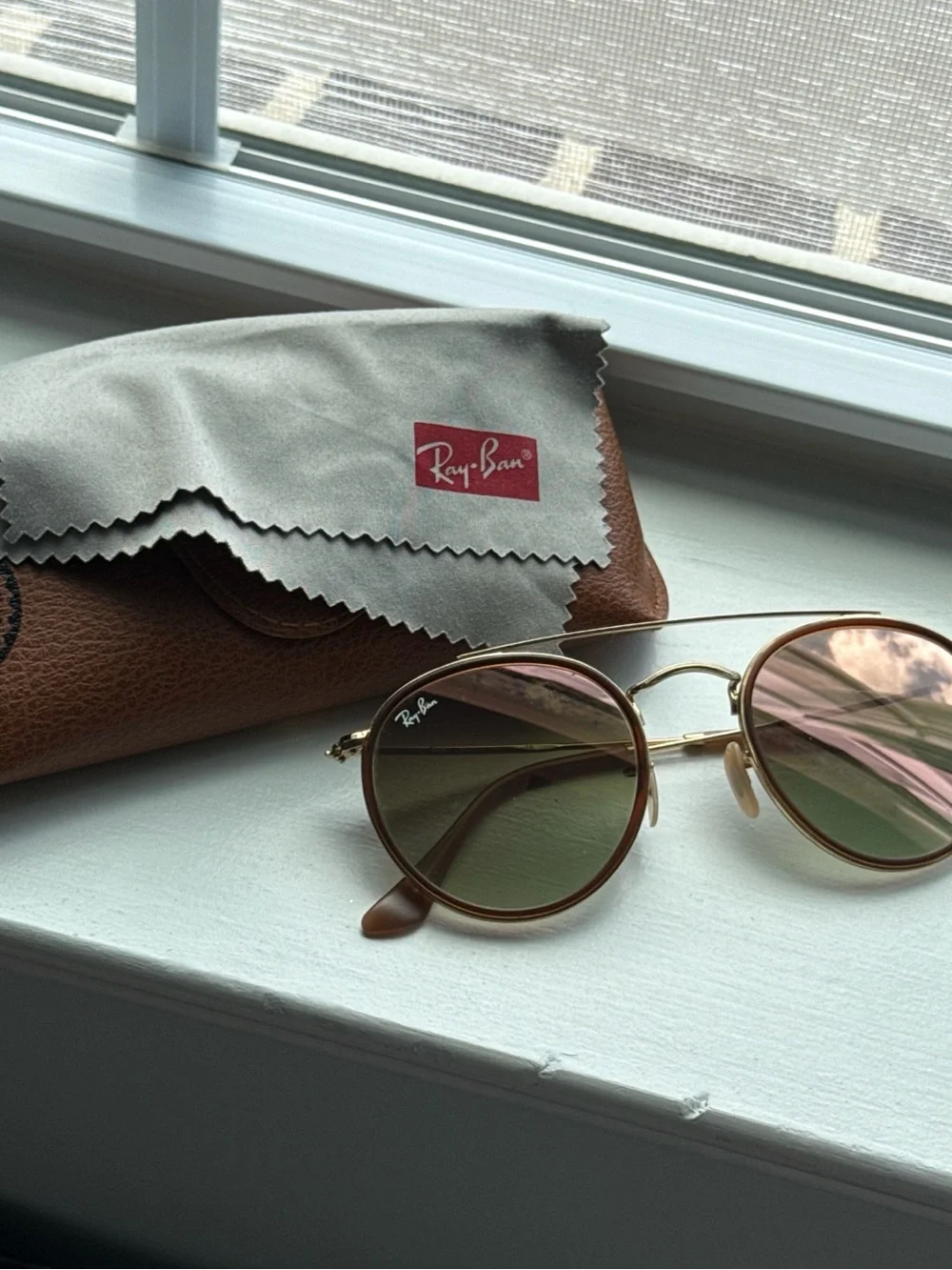Ray-Ban Women's Sunglasses with case - Picture 1 of 3